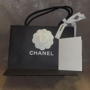 Chanel gift wrapping bag with card and ribbon